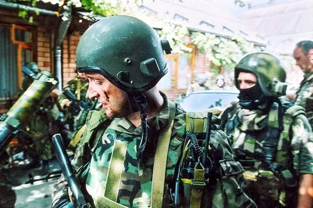 Бойцы «Вымпела» на улице Беслана в ходе операции по освобождению заложников из местной школы №1, 3 сентября 2004 года. На переднем плане командир одной из штурмовых групп подполковник Олег Ильин буквально за полчаса до гибели. За свои действия подполковник Ильин будет удостоен звания Героя России - Дважды поднятый «Вымпел» | Warspot.ru