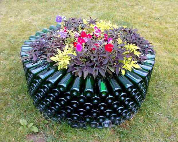 Красивая клумба из стеклянных бутылок