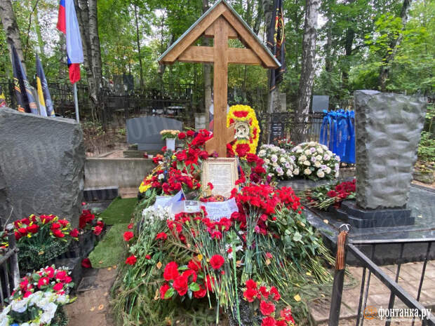 А кувалду припрятали. В Петербурге за могилой Пригожина теперь круглосуточно наблюдает охрана