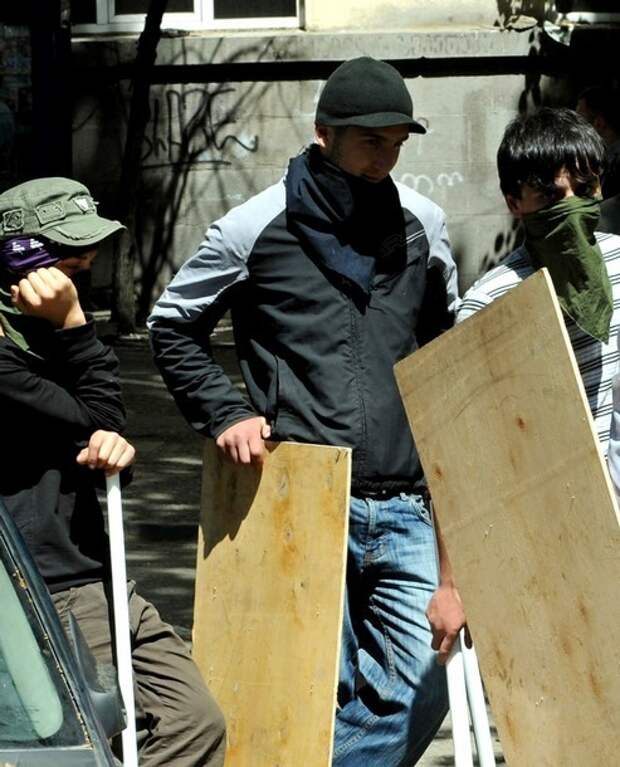 Georgian opposition activists armed with