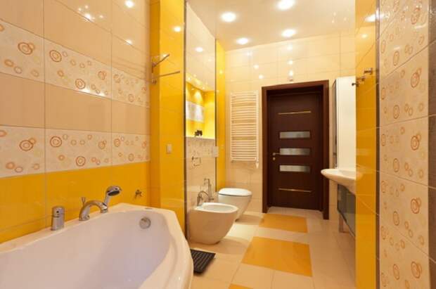 Ярко-желтый интерьер ванной украсит любой дом в котором она разместится.