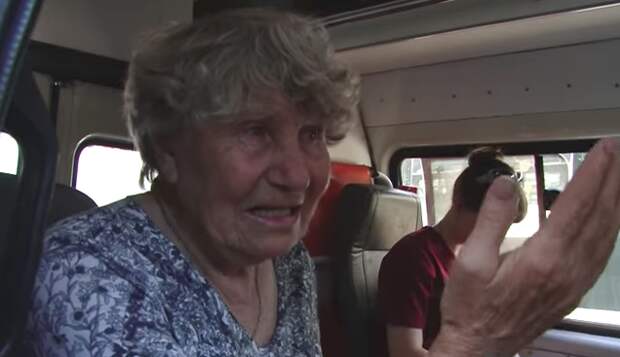 Бабушку-безбилетницу целый час продержали в душном автобусе в Барнауле