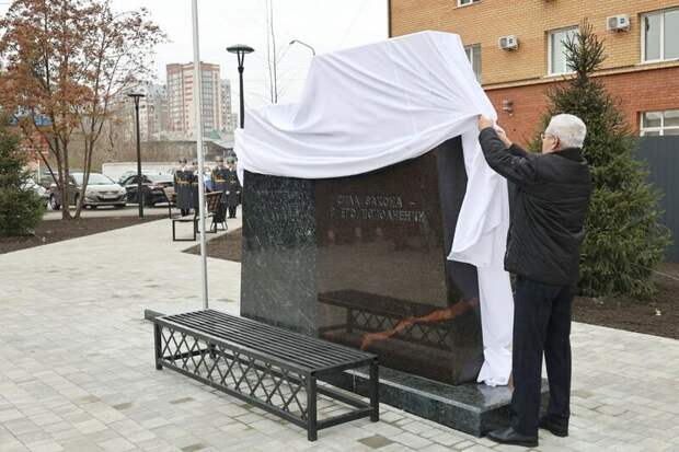 Памятник судебным приставам в Барнауле / Фото: Екатерина Смолихина / amic.ru