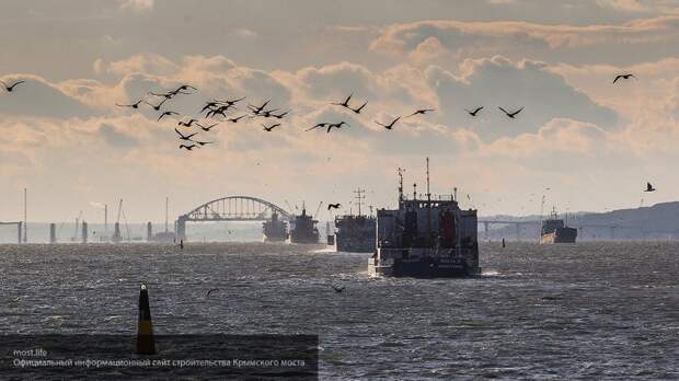 Крымский мост стоит "стеной" на страже интересов России в Азовском море - СМИ