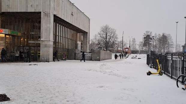 Водителям объяснили запрет остановок у метро в Петербурге