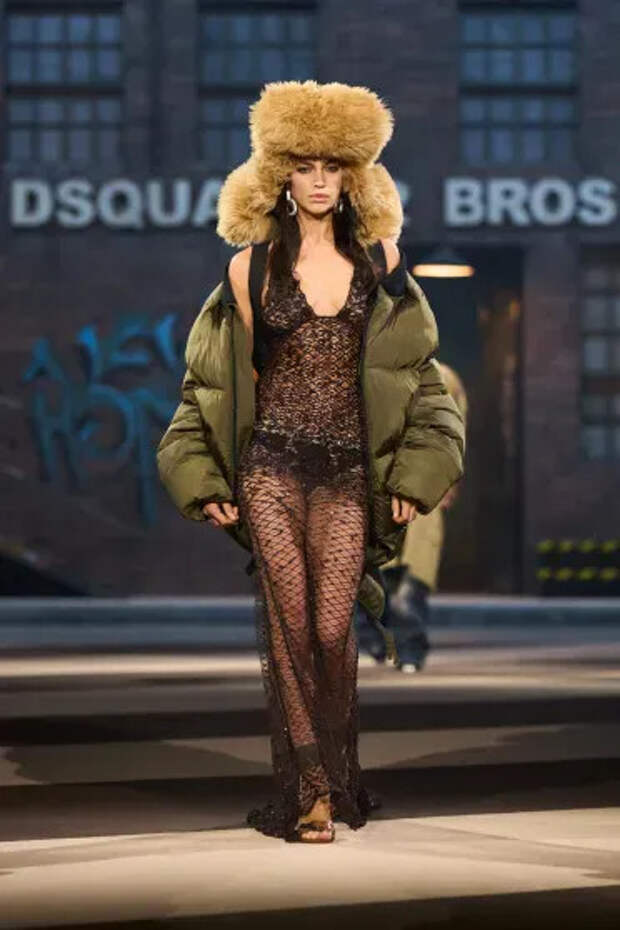 Ирина Шейк на показе Dsquared2 осень-зима — 2025/Фото: Alessandro Lucioni/Gorunway.com