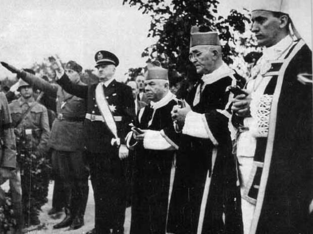 Католические священники приветствуют офицеров СС