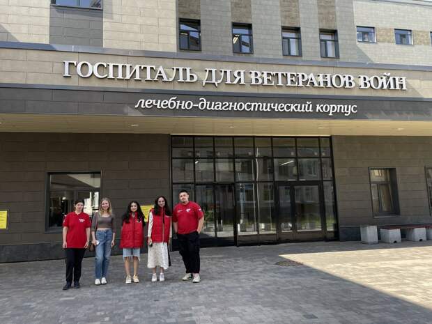 Волонтеры Народного фронта помогают ухаживать за пациентами Госпиталя для ветеранов войн Санкт-Петербурга