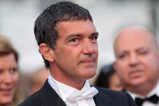 «Приступ стал предупреждением»: Антонио Бандерас продал особняки и самолет, чтобы сбежать из Голливуда в Малагу