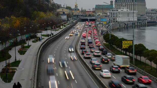 Перебои со светом и водоснабжением начались в левобережных районах Киева