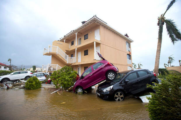 Автостоянка в Мариго, остров Сен-Мартен, после урагана Ирма Центральная Америка, ирма, катастрофа, разрушения, стихийное бедствие, стихия, ураган, флорида