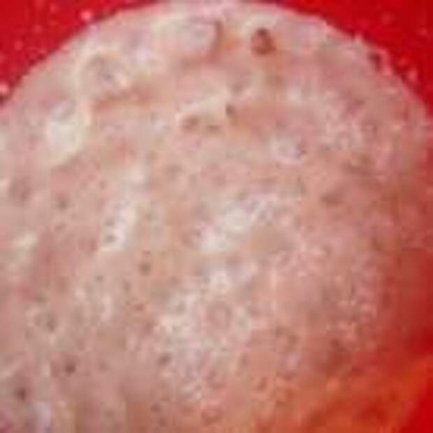 В теплом молоке распустить дрожжи, добавить сахар и поставить в теплое место минут на 20, чтобы дрожжи ожили.