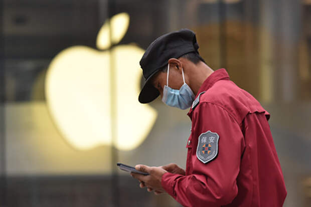 В iPhone нашли пластиковую бутылку