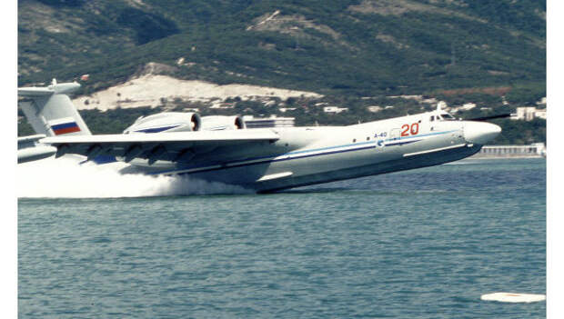 Взлет с воды самолета-амфибии А -40 (Альбатрос)