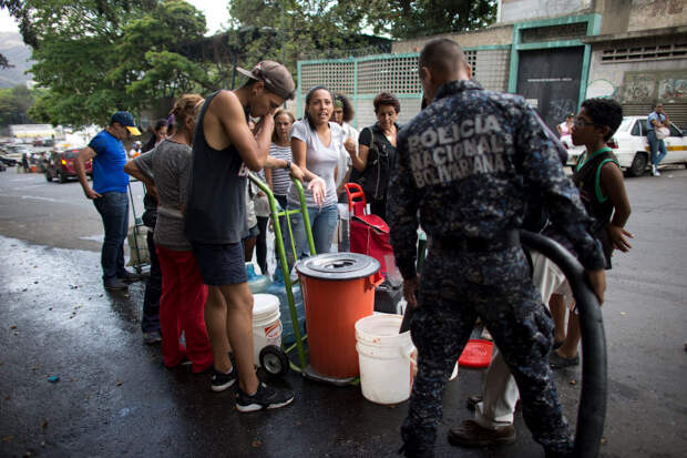 Очередь за водой в Каракасе, Венесуэла