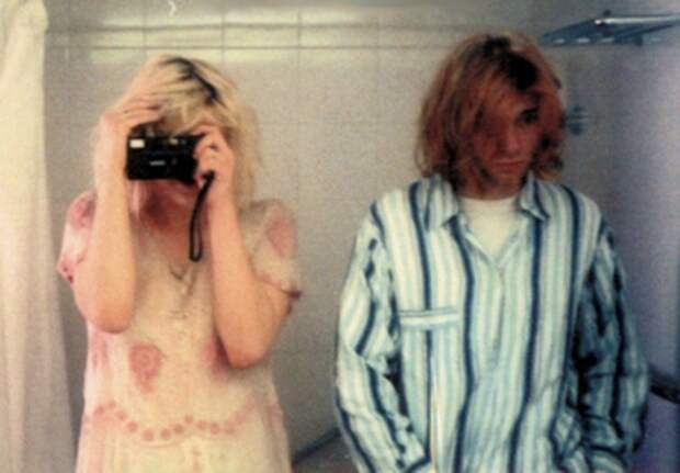 Кортни Лав и Курт Кобейн делают селфи в ванной, 1992 в мире, знаменитости, кадры, люди, молодость, слава, фото