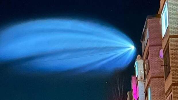 Ярко-голубой шлейф появился в небе над Республикой Коми