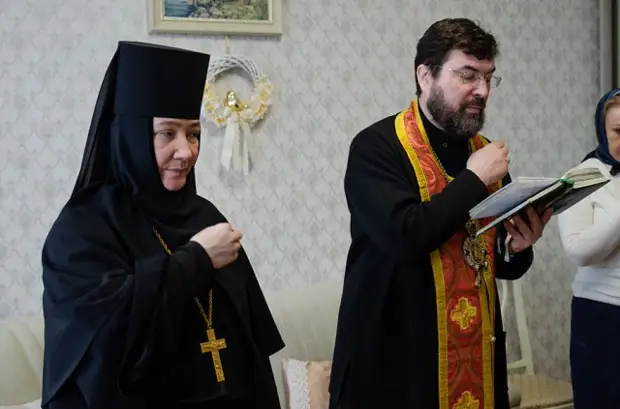 Архипастырь освятил обновлённую старинную плащаницу в монастыре.