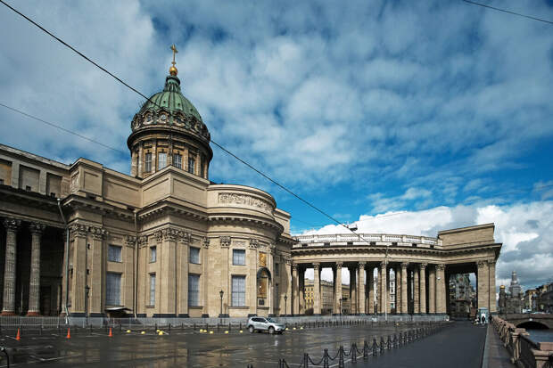 В Петербурге главная пасхальная служба началась в Казанском соборе