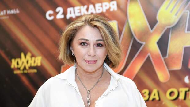 61-летняя Алена Апина похвасталась фигурой в прозрачной юбке