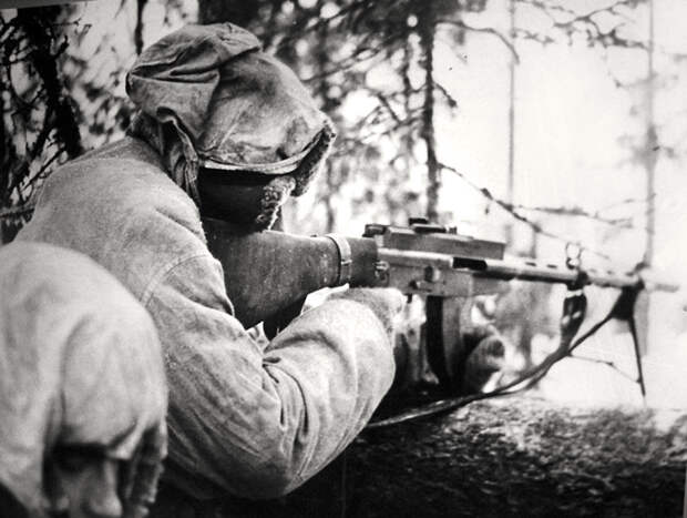 Изображение: Wikimedia Commons Финский солдат с Lahti-Saloranta M/26 (финским ручным пулеметом) на боевой позиции во время Зимней войны в феврале 1940 года.