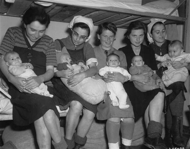 Освобожденные матери с новорожденными. Дахау, 1945 г. история, ретро, фото