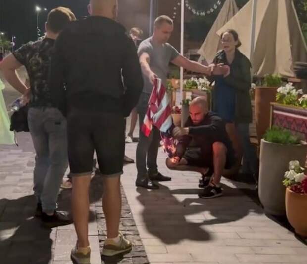 В Нижнем Новгороде местная жительница без страха и упрёка решила прогуляться по улице с американским флагом, решив тем самым, вероятно, выразить свою гражданскую позицию.-3