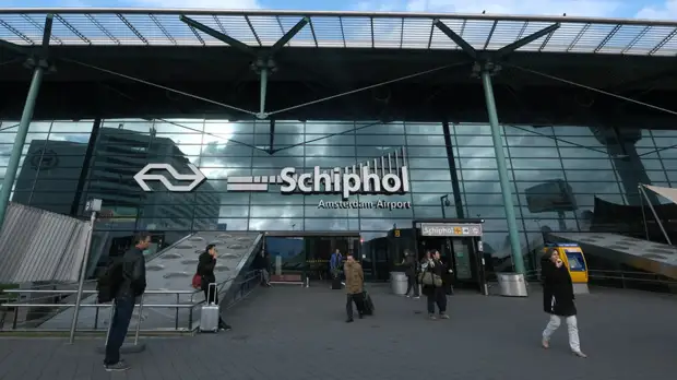 «Повода не было, все местные были без масок вообще»: почему сборную России по вольной борьбе сняли с рейса в Амстердаме