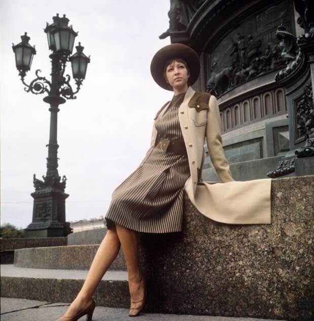 Элегантное платье в тонкую полоску и длинное пальто цвета беж, 1970-е годы.