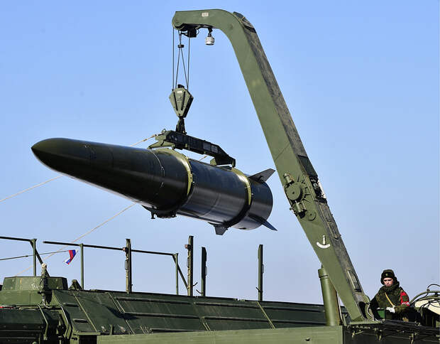Военнослужащие во время развертывания и загрузки "квазибаллистических" ракет оперативно-тактических ракетных комплексов "Искандер-М"