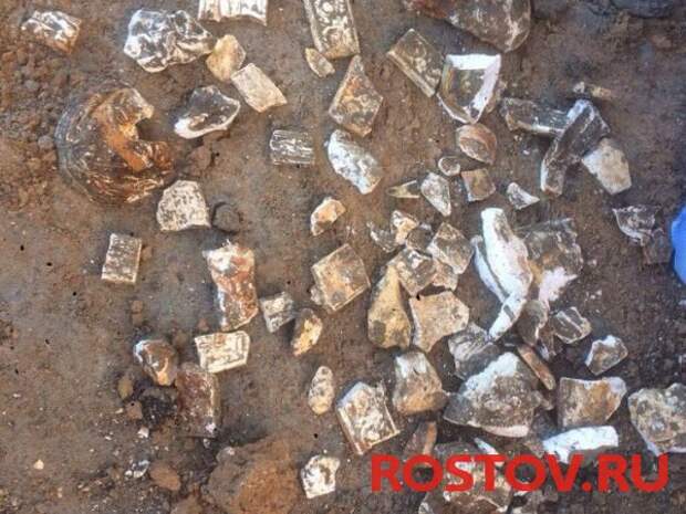 Кресты из девяностых: в центре Ростова во время раскопок нашли десятки гипсовых изделий