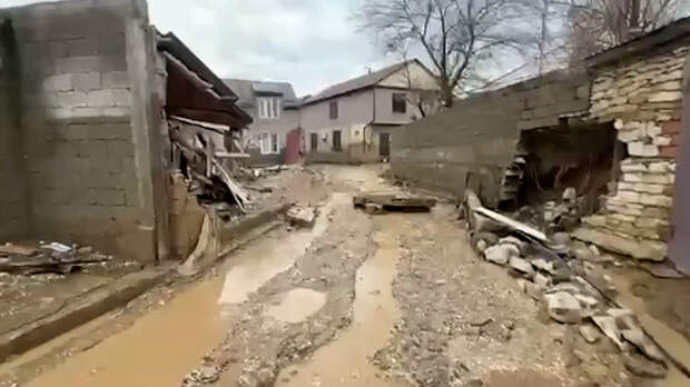 «Увидел тонущего соседа»: как жители Махачкалы приходят на помощь друг другу — и спасают жизни