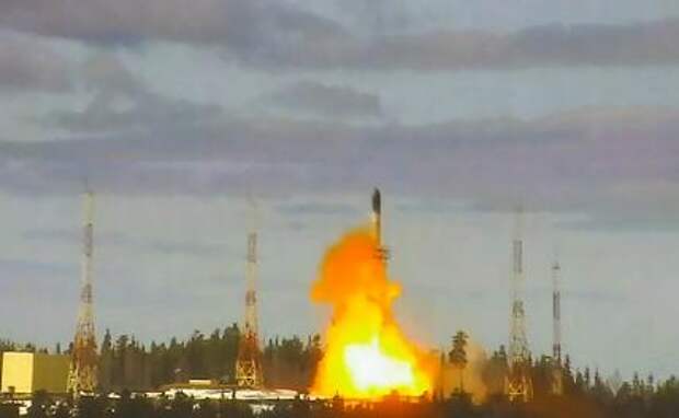 На фото: пуск межконтинентальной баллистической ракеты "Сармат" с космодрома Плесецк