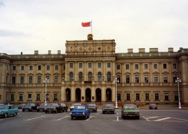 Мариинский дворец, являющийся важной частью ансамбля Исаакиевской площади. СССР, Ленинград, 1985 год.
