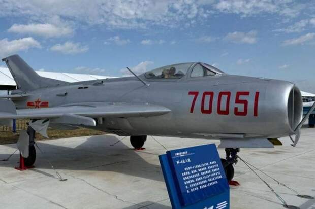 Китай разместил у Тайваня 200 беспилотных истребителей