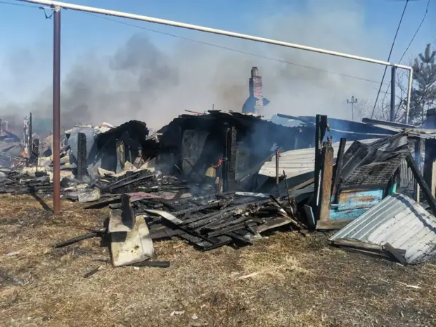 В Новосибирской области пенсионер спалил собственный дом, сжигая сухую траву