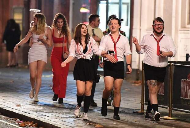 Тысячи пьяных гуляк вышли на британские улицы в страшных костюмах