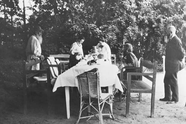 Лев Толстой с домочадцами и секретарём Владимиром Чертковым (крайний справа), 1906 год