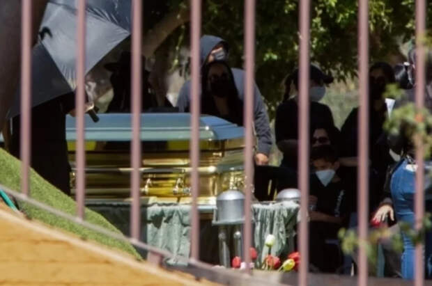 Ритуальщик назвал главный минус золотого гроба, как у убитого барона Менчо