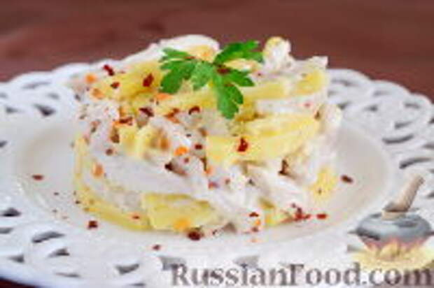 Фото к рецепту: Салат "Наложница" с курицей и кальмарами