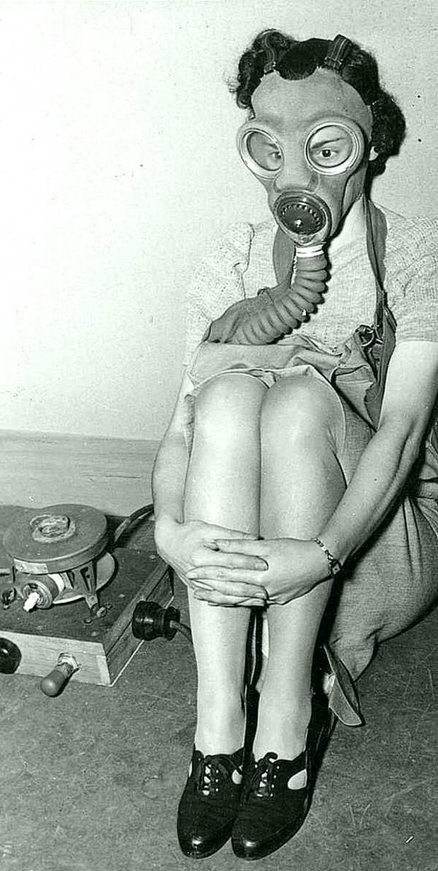 1. Психоз Второй мировой войны. Англичанка в противогазе у себя в спальне, 1941 год вторая мировая война, история, фотография