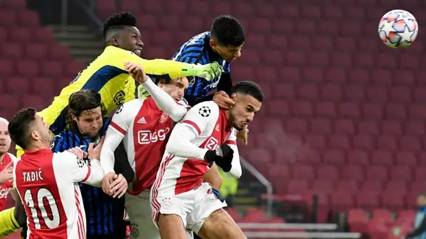 «Аталанта» в большинстве победила «Аякс» и вышла в плей-офф Лиги чемпионов