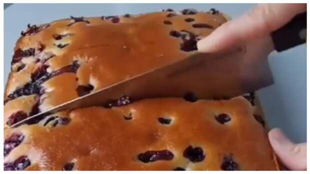 (Видео) Ягодный пирог за 5 минут: вкусно, красиво и самое главное быстро!