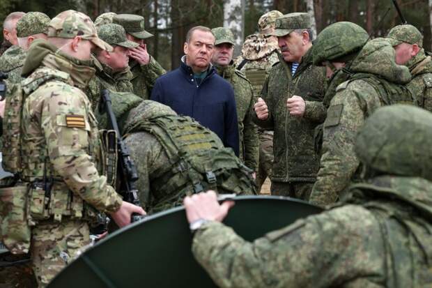 Медведев назвал реальной угрозой оснащение дронов реактивными двигателями