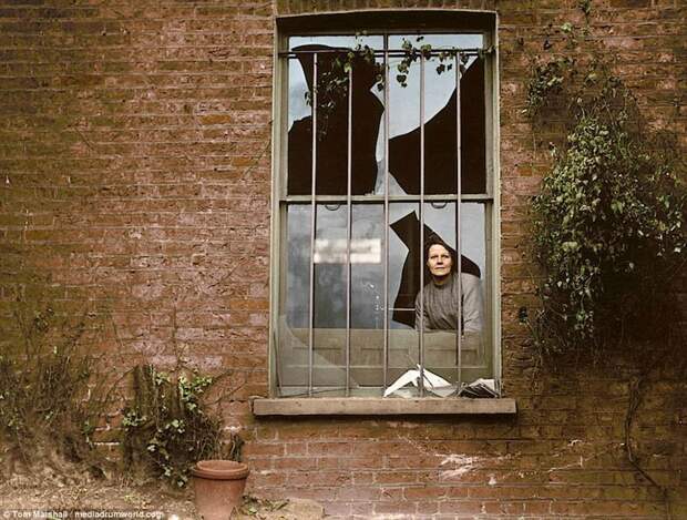 4. Женщина смотрит сквозь разбитое окно в тюрьме Холловэй, 1913 год. Тогда суфражистки пытались взорвать тюрьму. интересное, исторические фото, история, колоризация, колоризированные фото, суфражистки, факты, фото