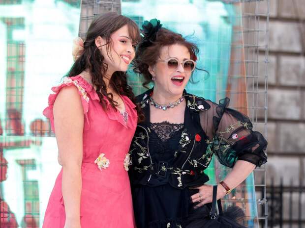 Самая необычная непо-бейби: дочь Тима Бертона и Хелены Бонэм Картер дебютировала в моделинге