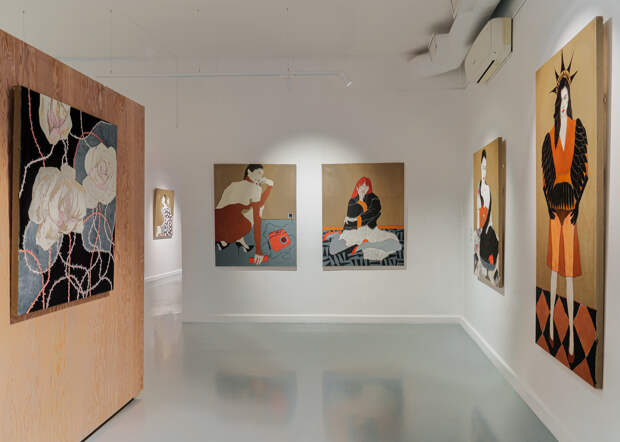 Экспозиция выставки «Леда съела лебедя»