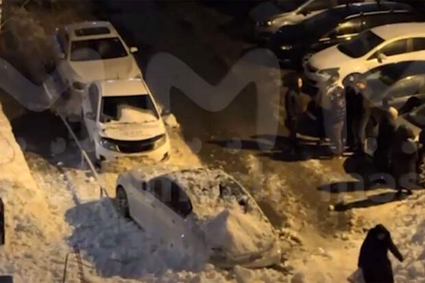 Mash: в Звенигороде тяжелая масса снега рухнула с крыши дома на три автомобиля