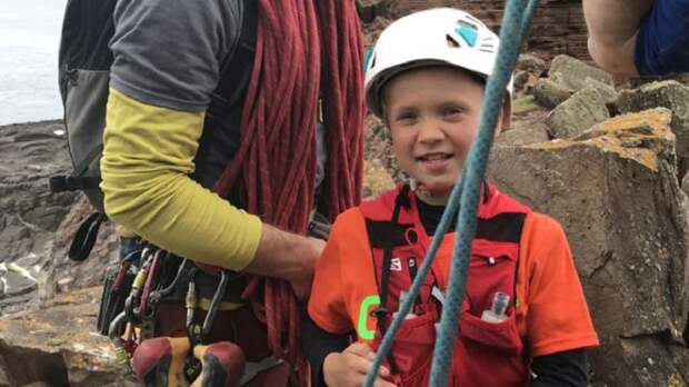 Чтобы почтить память своей матери, 9-летний мальчик решил заняться опасным скалолазанием. Теперь на его счету мировой рекорд