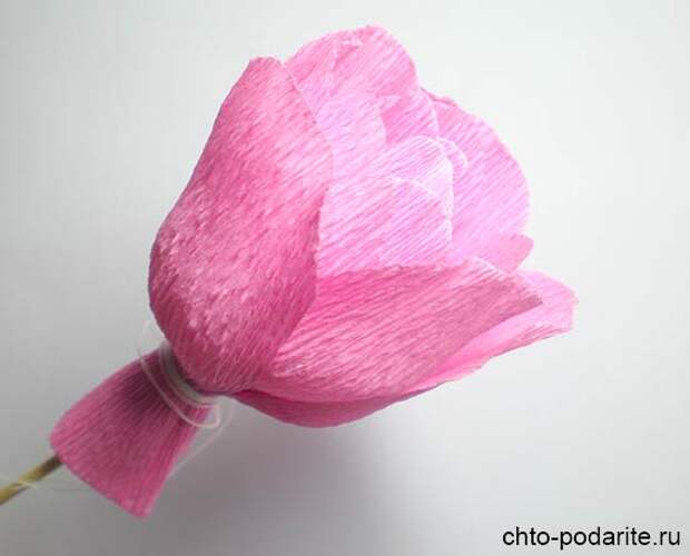 Расправляем лепестки розы из бумаги